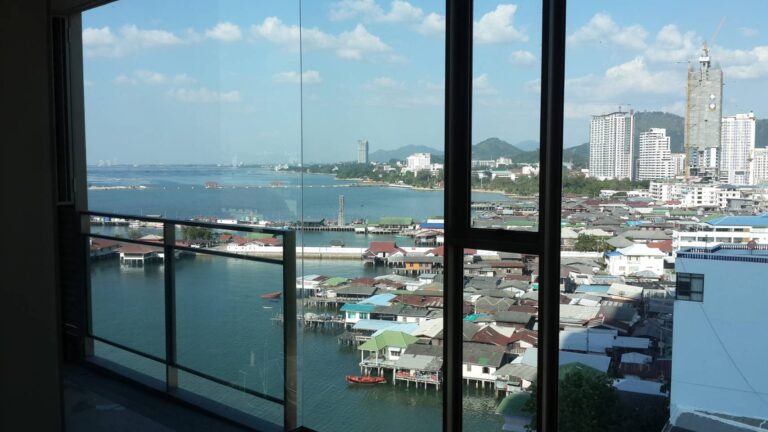 Marina Bayfront Sriracha