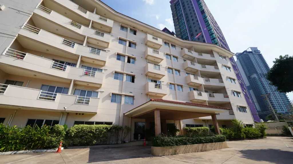 Green Life Serviced Apartment Sriracha