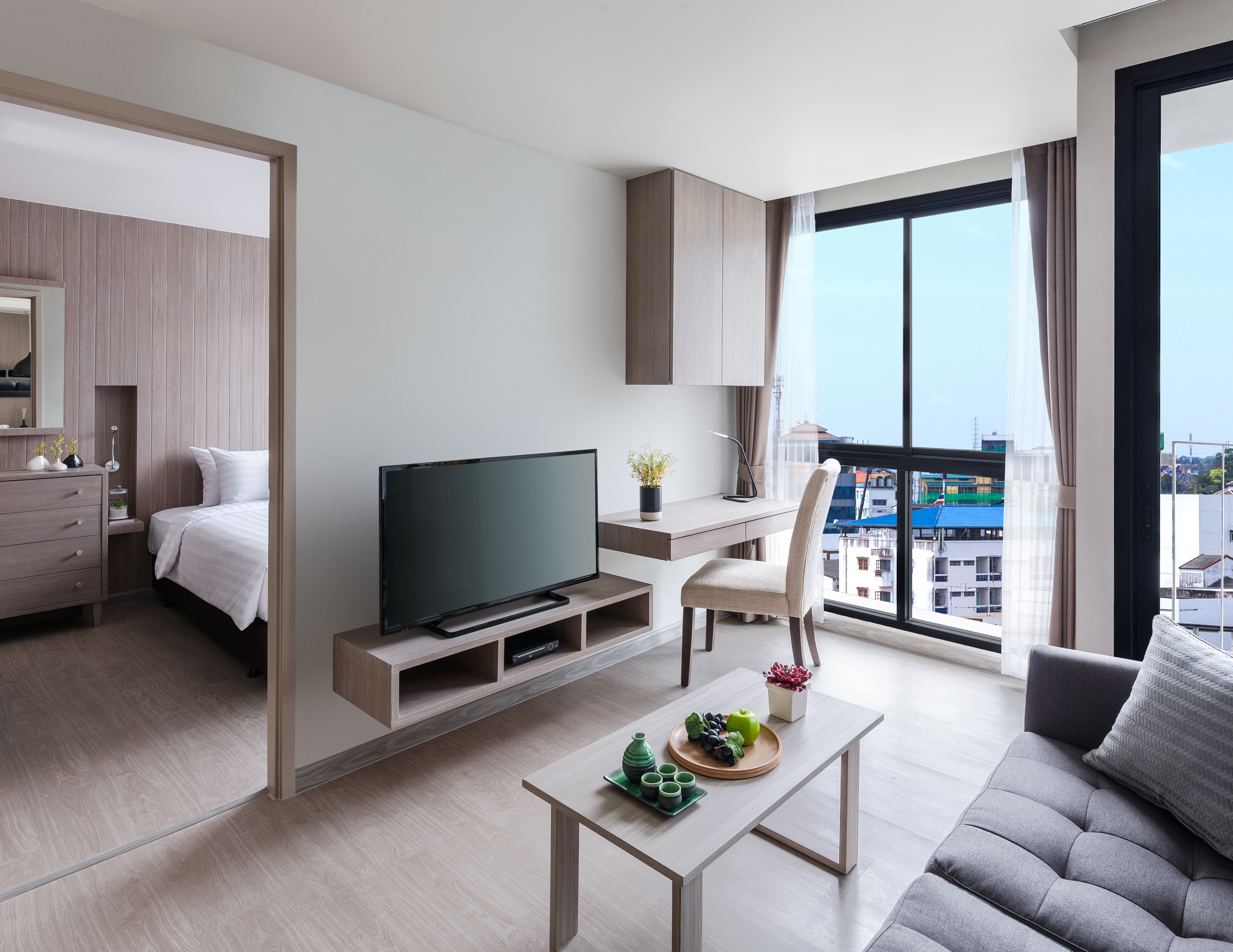 Madera Residence Sriracha｜1ベッドルームプレミアタイプ リビング（alt『One Bedroom Premier - Living Room』より）