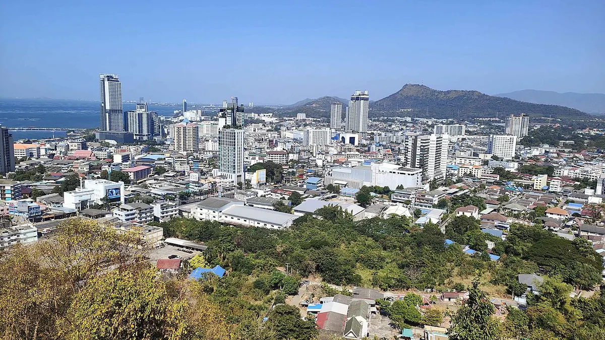シラチャの市街地を高台から見た全景。左に海とタワーマンション群、奥に山